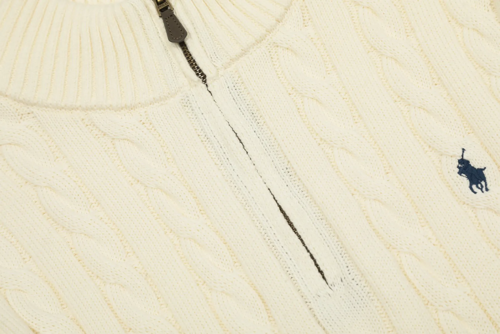 P250 Top quality" Style number: DS014# (not off the shelves all year round) [Ralph Lauren half-zip solid color pony embroidery logo twist knitted sweater] ✅Ralph Lauren half-zip classic basic versatile unisex couple pullover sweater ✅Main supplier platform live broadcast Wholesale entity Replenish when out of stock Not off the shelf ✅ZP quality 1:1 version Scan the code to enter the GF website Counter quality ✅Detailed quality The only one in Guangzhou Imported quality cotton yarn, focusing on high-end, cost-effective, good quality needless to say ✅The version is restored to the original order, the maximum size can be worn up to 200 pounds, loose, comfortable and stress-free ✅The upper body is simple and easy to match, ootd must-have style, good-looking clothes are never picky, a must-have wardrobe recommendation Size: S-XL Color: Navy blue milk white black pure white gray khaki light blue yellow pink olive green red blue label red gold label
